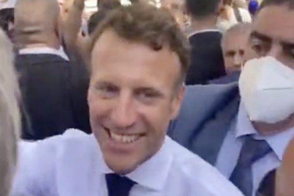Macron s'offre un petit bain de foule en Algérie