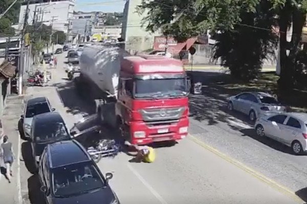 Un motard passe sous un camion, ça termine bien