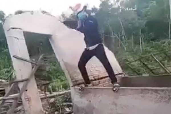 Un ouvrier fait tomber un mur