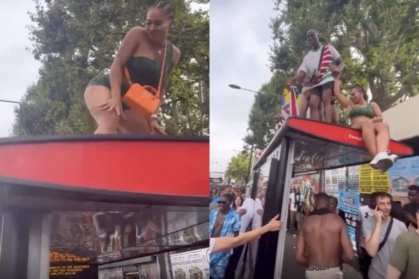 Des gens dansent sur le toit d'un arrêt de bus (Carnaval de Notting Hill, Londres)