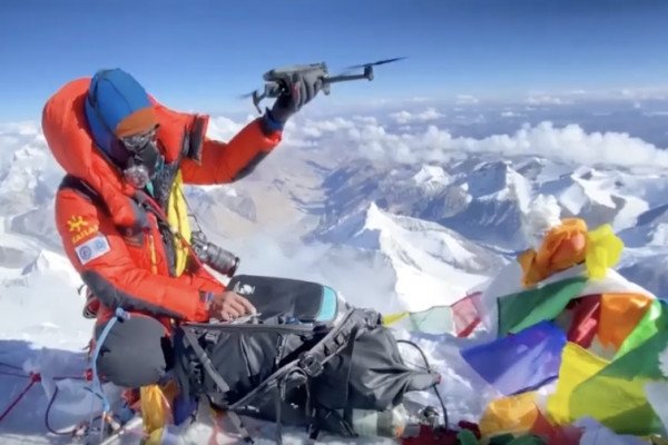 Un drone au sommet de l'Everest
