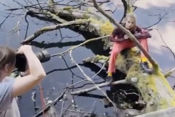 Elles font une séance photo sur un lac, ça tourne bien