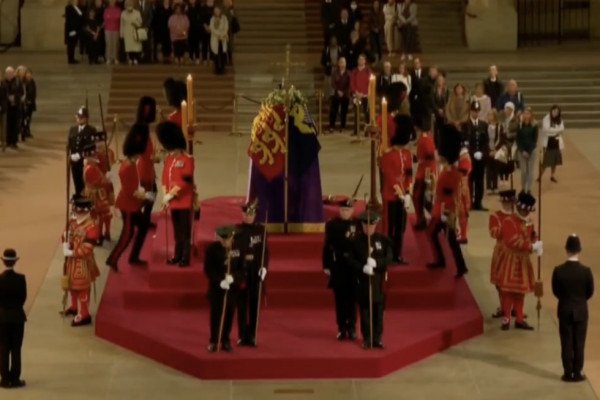 Un Garde royal s’effondre devant le cercueil de la Reine