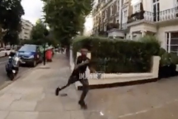 Un passant aide des policiers à arrêter un suspect en fuite (Londres)