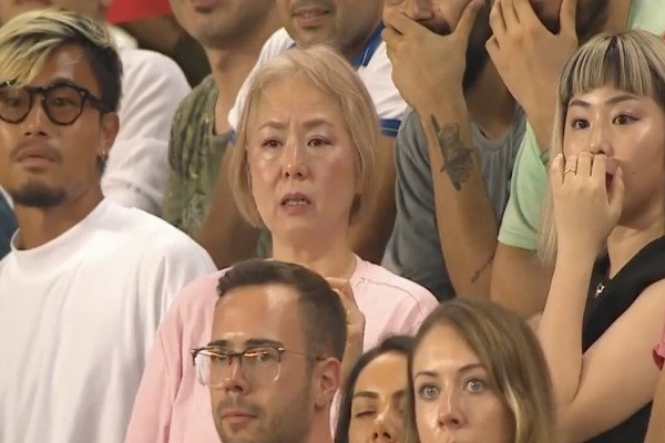 Devant sa mère, un joueur de foot prend un carton rouge juste après être entré sur le terrain