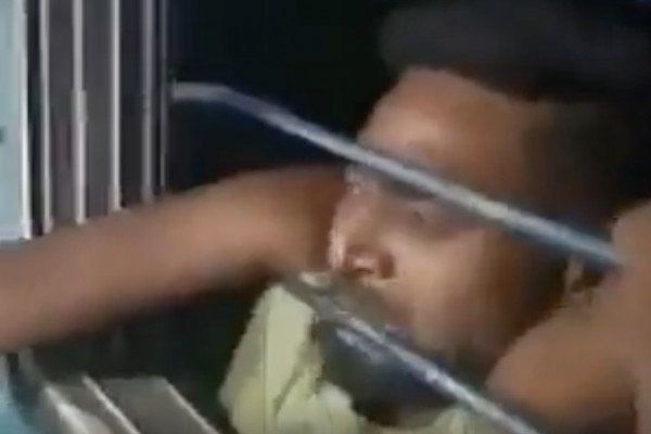 Il tente de voler un téléphone dans un train en marche, c'était pas une super idée