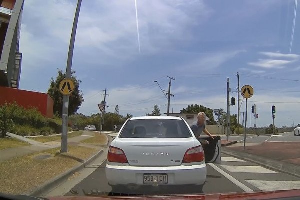 Un automobiliste descend de sa voiture pour mettre les points sur les i