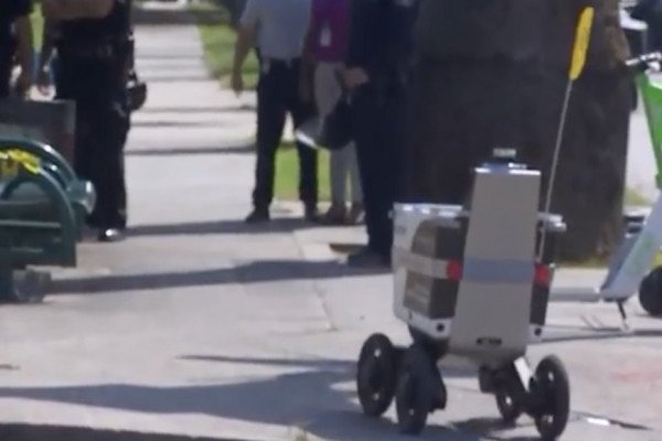 Un robot-livreur de Uber Eats traverse une scène de crime