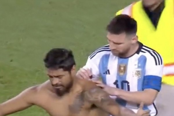 Lionel Messi essaye de signer un autographe sur le dos d'un fan
