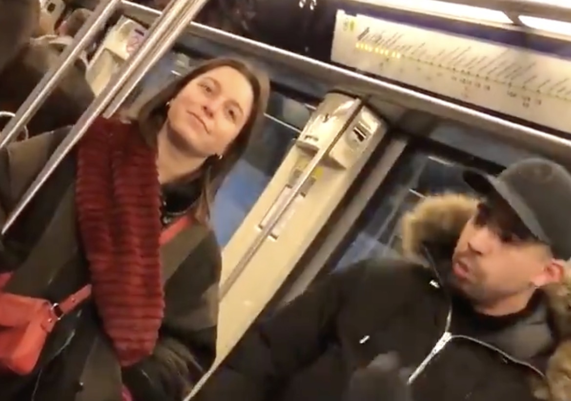 Un homme en legging agresse une femme dans le métro parisien
