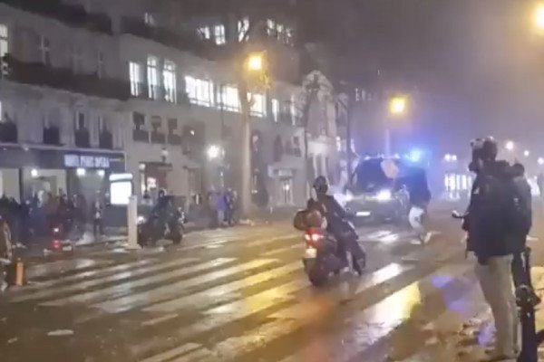 Un fourgon de police percute un autre fourgon (Paris)