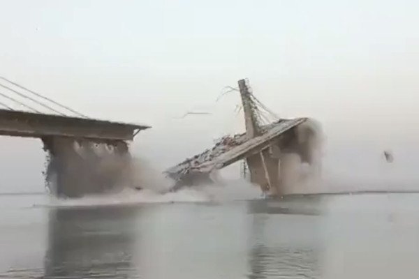 Un pont en construction s’effondre (Inde)