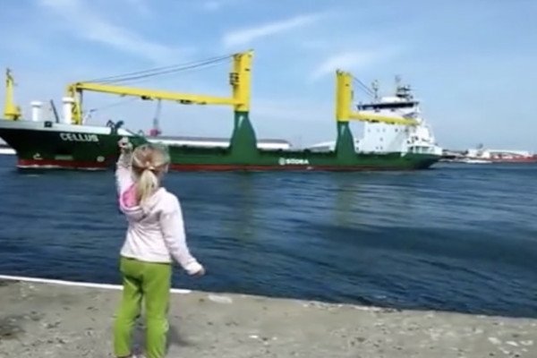 Une petite fille demande Ă un paquebot de klaxonner