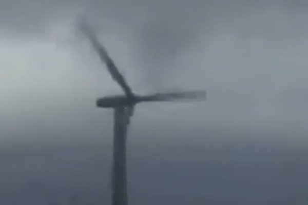 Une éolienne tourne trop vite