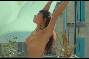 Souheila Yacoub nue dans Les Femmes au balcon (2024)