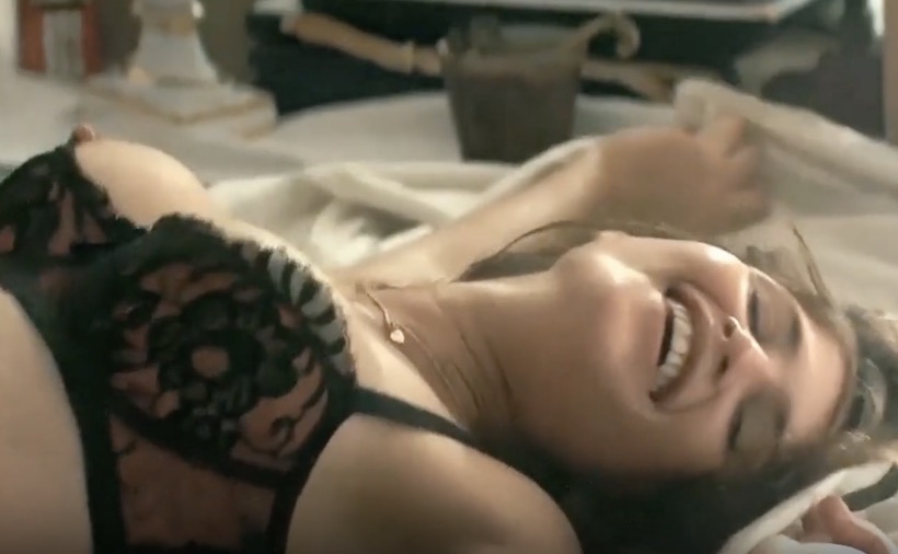 Gemma Arterton seins nus dans Gemma Bovery (2014)