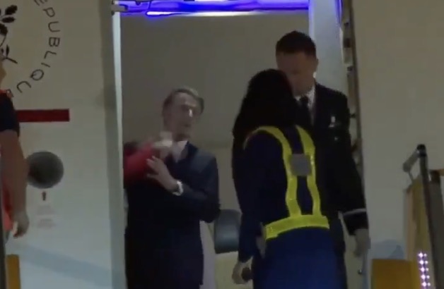 Macron surpris en train de se prendre une baffe lors de son arrivée au Vietnam