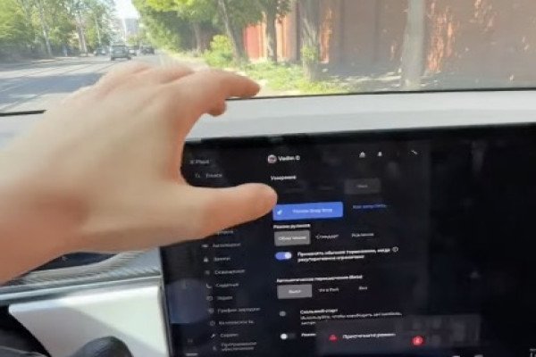 Sans ceinture, il teste l'accélération de la Tesla de son pote