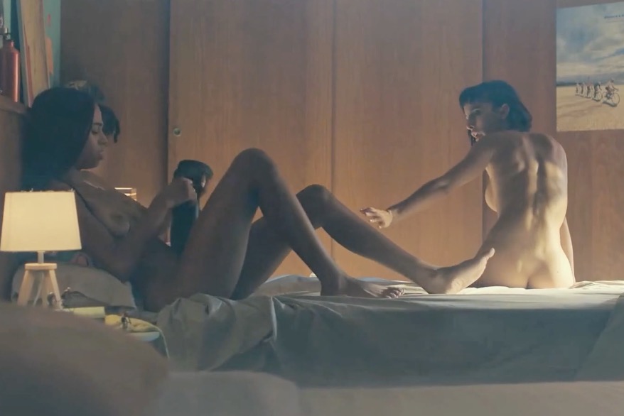 Nira Oshaia et Laura Moray nues et lesbiennes dans la série Olympo (2025)