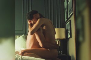 Charlie Joirkin nue dans Under a Dark Sun (2025)