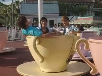 Ces trois japonais ne plaisantent pas avec le manège des tasses