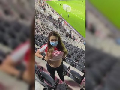 Deux gros ballons apparaissent dans les tribunes