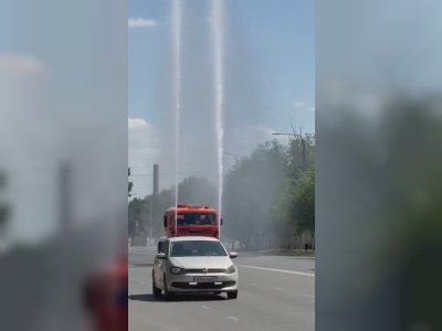 Des pompiers rafraichissent les rues