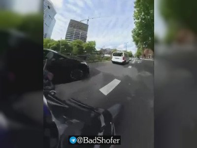 Une cycliste passe au rouge et rencontre un motard