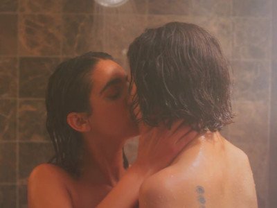 Geraldine Viswanathan et Margaret Qualley lesbiennes dans Drive-Away Dolls (2024)