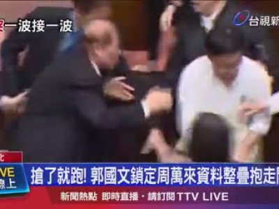 Taiwan : un membre du parlement se sauve avec un texte de loi