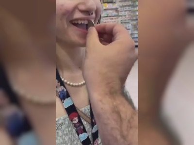 Cette fille est un distributeur automatique