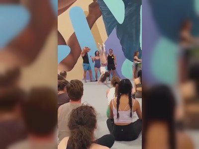 Une fille bien équipée marche sur les mains