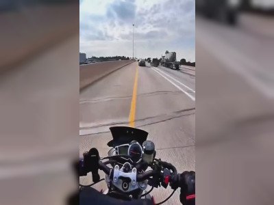 Un motard évite une collision à pleine vitesse