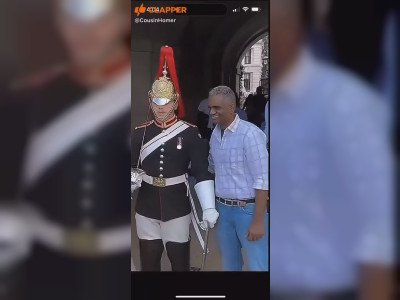 Ce garde royal ne demande que du respect