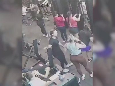 Un homme très chanceux dans une salle de sport