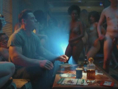 John Cena entouré de filles nues dans Peacemaker (2025)