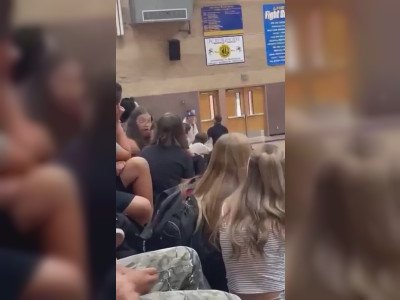 Un étudiant joue au dur avec ses profs de sport