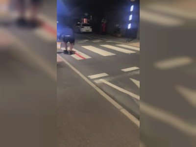 Les anglais affichent leur drapeau même sur les passages piétons