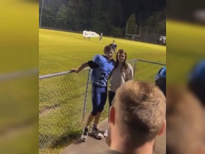 Un joueur de foot US fait sa demande (de bal)