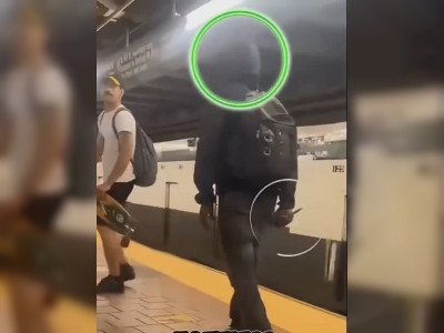 Un homme avec un couteau attaque un skateur
