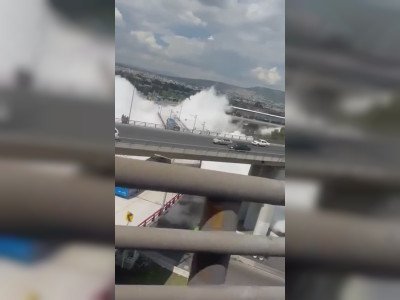 Un camion-citerne se renverse et explose sous une autoroute (Mexico)