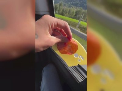 Nourrir les cyclistes lors d'un trajet en voiture (Italie)