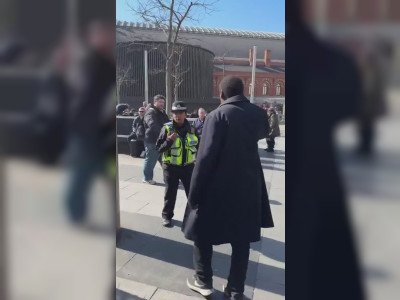Une policière anglaise fait une démonstration de force