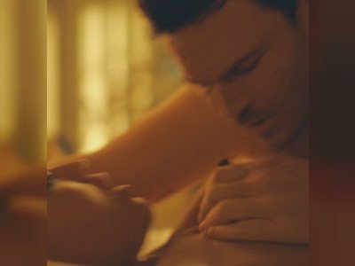 Aisha Dee nue dans Watching You (2025)