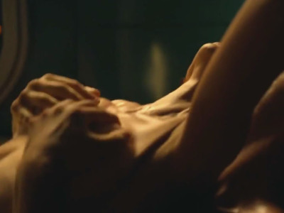 Natalia Verbeke nue dans la série Billionaires' Bunker (2025)