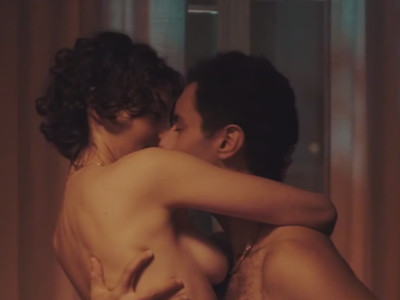 Tecla Insolia nue dans Amata (2025)