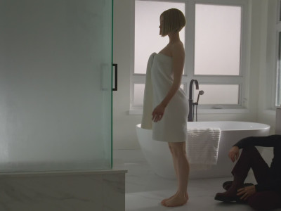 Elena Kampouris nue dans Wifelike (2022)