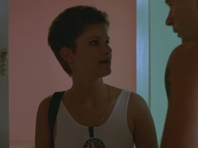 Jennifer Jason Leigh seins nus dans Le flic de Miami (1990)