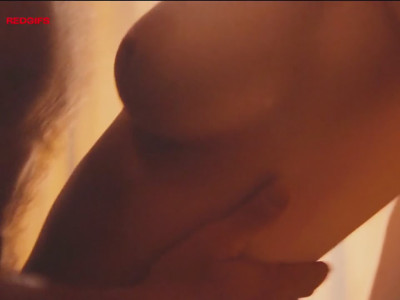 Emma Mackey seins nus dans Eiffel (2021)