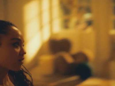 Aisha Dee seins nus dans Watching You (2025)